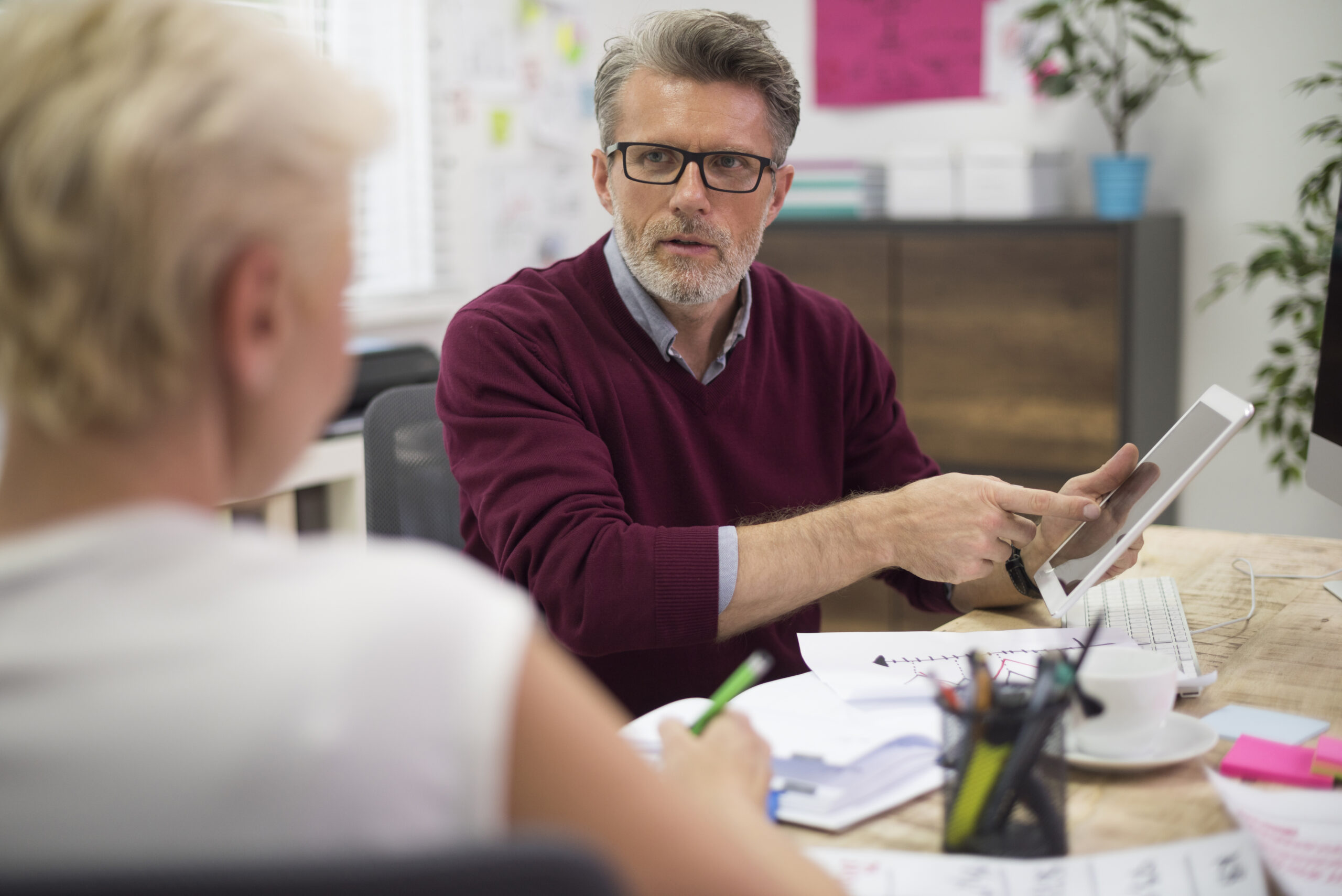 <a href="https://fr.freepik.com/photos-gratuite/chaque-jour-est-tres-charge-dans-entreprise_13191915.htm#fromView=search&page=3&position=39&uuid=67884f5a-add0-4d6f-a5d3-774b69bccb88&query=coonseiller+du+salarie">Image de gpointstudio sur Freepik</a>